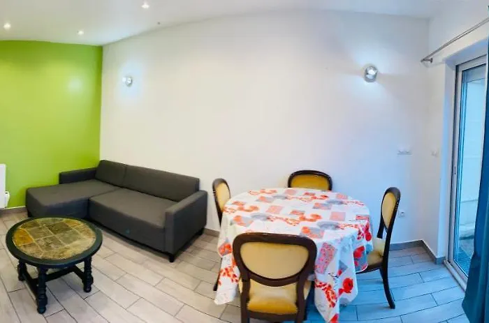 Appt F2 Bis Entiere Avec Parking A Jardin Des Plantes, *